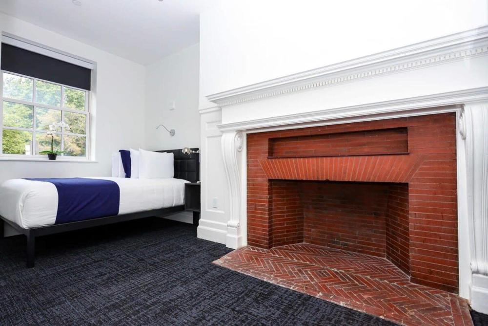 Stylish Hotel Room in Boston's Fenway - Unit #107